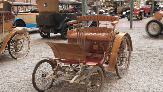130 lat temu Warszawa usłyszała warkot pierwszego automobilu.