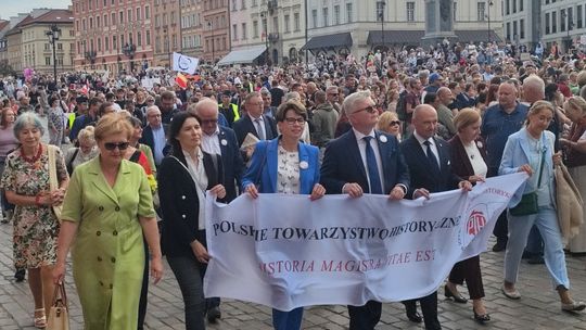 Setki ludzi przeszło ulicami Starego Miasta. To Pochód Historyków