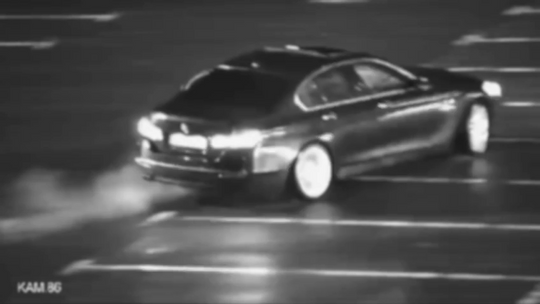 16-latek driftował na sklepowym parkingu. Zaczął uciekać na widok policjantów