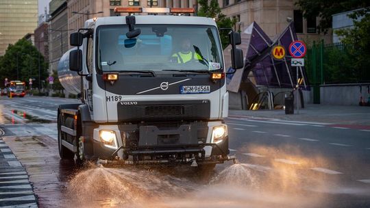 2,5 mln litrów wody z basenów dostało drugie życie. Warszawa wykorzystała ją do mycia ulic.