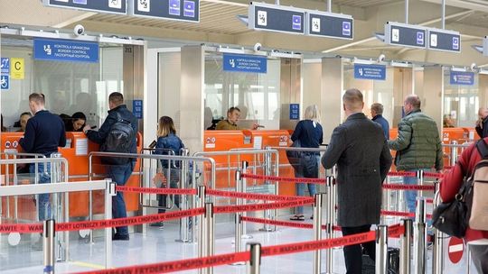 9 cudzoziemców niewpuszczonych na lotnisku Chopina. Niektórzy niepożądani w strefie Schengen
