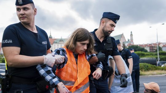 Areszty za „pokojowy protest” Ostatniego Pokolenia. Wyrok usłyszał m.in. 19-letni uczeń technikum