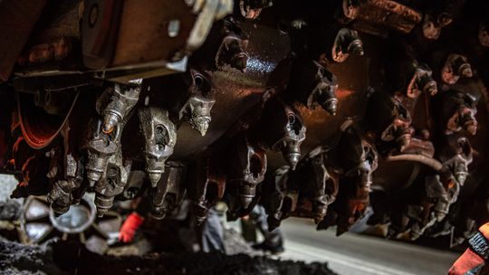 Asfaltowanie na Bielanach i frezowanie we Włochach. Weekend stoi po znakiem utrudnień