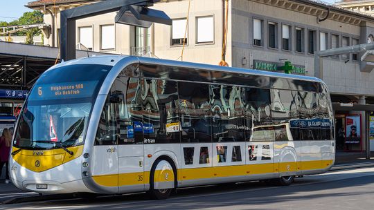 Autobus jak tramwaj na ulicach Warszawy. MZA testuje elektrycznego Irizara.