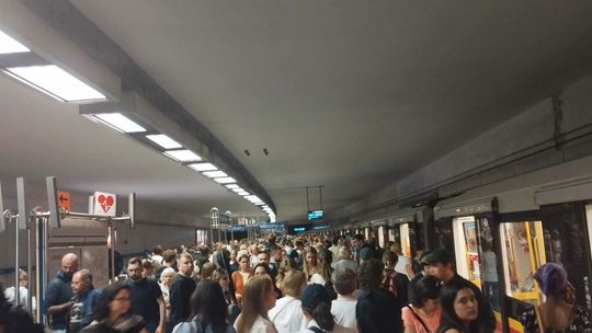 Awaria metra w Warszawie. Tłumy na peronach i karetka pod stacją. Co się stało?