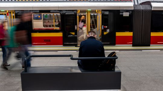 Wypadek w metrze w Warszawie. Ciężarna kobieta spadła z peronu. Zamknięte były stacje Świętokrzyska, Ratusz Arsenał i Dworzec Gdański