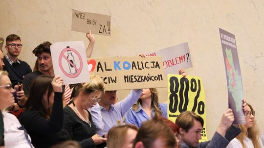 Radni znów zajmą się nocnym zakazem sprzedaży alkoholu w Warszawie. Znamy szczegóły