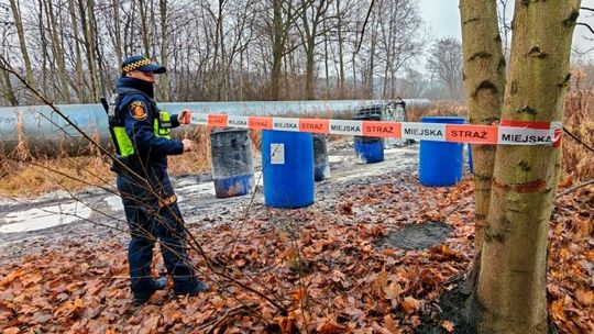 Beczki z kwasem na Targówku. Pojemnik miał tysiąc litrów pojemności