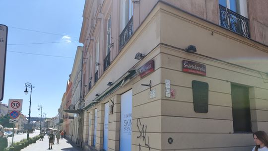 Bez umowy i bez remontu. Kamienica przy Nowym Świecie stała pusta. Potem bezumownie promowała się tam jedna z marek