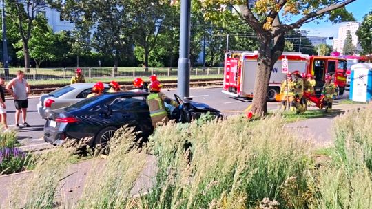 BMW wjechało w słup oświetleniowy na Woli. Trzy osoby, w tym dzieci pod opieką medyczną
