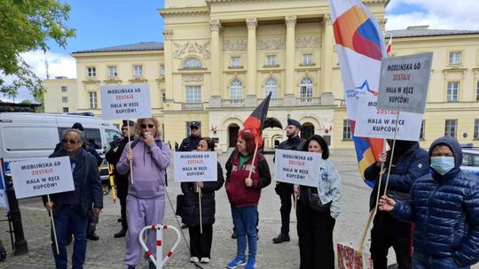 Bojówki, posiadanie broni i bierność policji? Handlarze z Modlińskiej protestowali pod stołeczną komendą