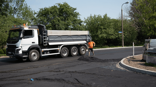 Bukowiecka przechodzi remont. Nowa nawierzchnia i naprawa chodników na Targówku.