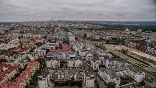 Widok na warszawskie osiedla mieszkaniowe.