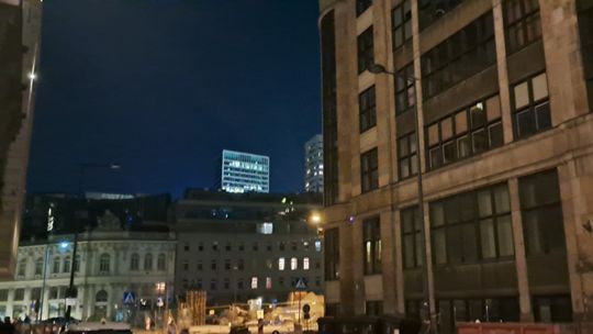 Ciemność na ulicy Jasnej w centrum Warszawy. Trwają prace nad przywróceniem zasilania