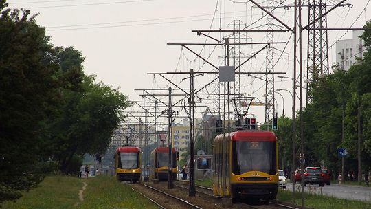 Ciężarówka zerwała sieć trakcyjną na Żoliborzu. Pięć linii tramwajowych skierowanych na objazdy.