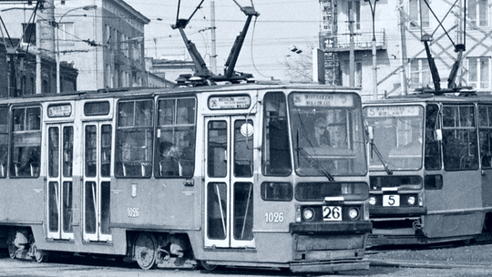 Tramwaj z charakterystycznym krojem pisma.