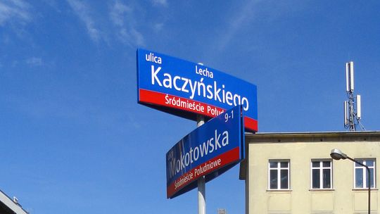 Tabliczki z nazwami ulic na rogu Mokotowskiej i Lecha Kaczyńskiego w Warszawie