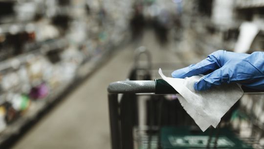 Czystość hali produkcyjnej to nie luksus, a wymóg bezpieczeństwa - jak wygląda profesjonalne sprzątanie zakładów