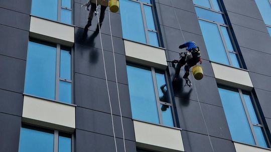 Czyszczenie elewacji w Warszawie – kiedy warto postawić na profesjonalną usługę?