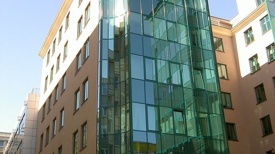 Dawna siedziba Radia Zet zmieni się w apartamentowiec. Przebudowa przy Żurawiej 8 ruszy jesienią.