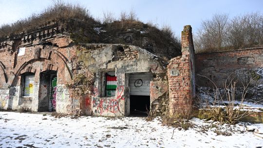 Zabytkowy Fort Chrzanów w Warszawie na Bemowie popada w ruinę.