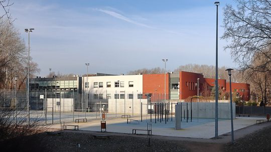 Duża modernizacja przy liceum na Tarchominie. Powstaną nowe boiska, bieżnia i siłownia plenerowa.