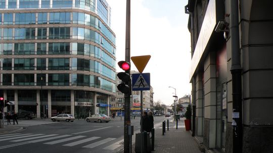Duża przebudowa biurowca w centrum Warszawy. Sześciometrowe witryny i zupełnie nowa elewacja.