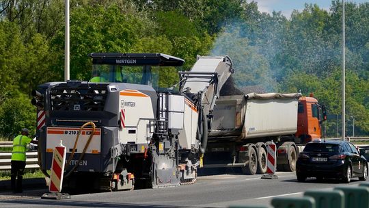 Duże utrudnienia na Wisłostradzie. Na Bielanach ruszyło asfaltowanie.