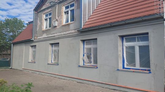 Dwa budynki komunalne w Wawrze po termomodernizacji.