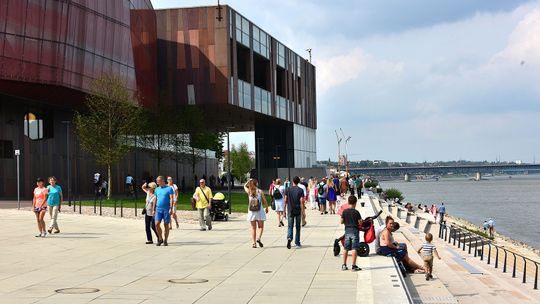 „Dzielnica Wisła” przyciąga kulturą i miejskim życiem. Nad rzeką zakończył się letni sezon.