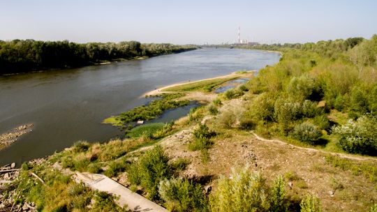 Widok na niski stan Wisły, w tle EC Siekierki