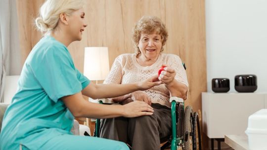 Empatia to Twoja największa moc? Zdobądź uprawnienia do pracy w opiece!