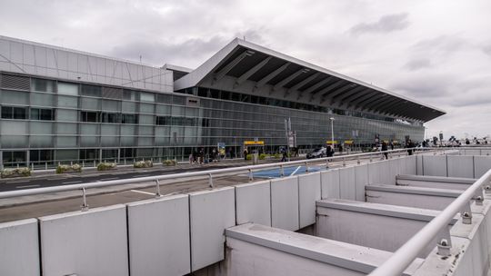 Ewakuacja lotniska Chopina. Zamknięte drogi dojazdowe i część budynku