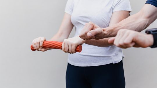 Fizjoterapia przy pracy siedzącej – jak pozbyć się napięć w plecach?