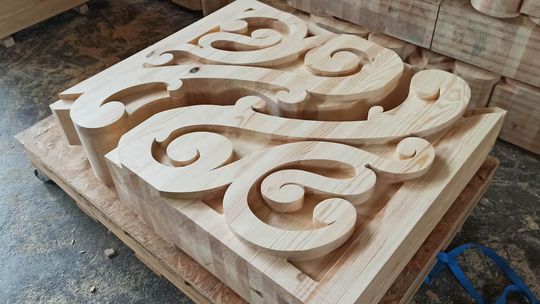 Frezowanie CNC drewna w Warszawie – precyzyjna obróbka i szerokie zastosowanie technologii