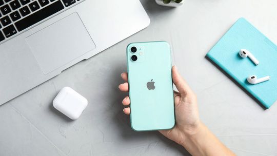 Gdzie naprawić iPhone’a, MacBooka i iPada w Warszawie?