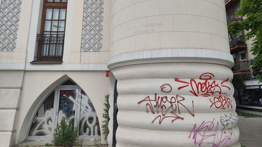 Graffiti na Domku Mauretańskim. Koszt remontu będzie czterokrotnie wyższy od poprzedniego