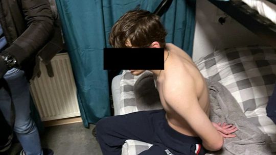 Groził ekspedientkom nożem i ukradł pieniądze. Myślał, że dostanie tylko mandat