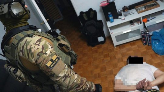 Grozili zamachem na życie, żądali 300 tysięcy euro. Policja zatrzymała ich w spektakularny sposób