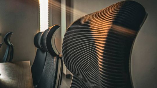 Jak czyścić materiałowe fotele biurowe? Poradnik krok po kroku