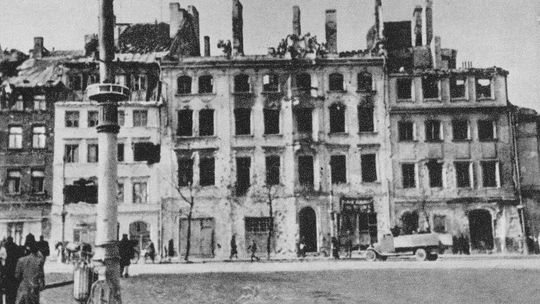 Jak kino odtwarzało Warszawę z 1939 roku? Czasem stolicę grała Łódź.