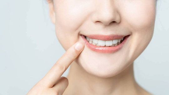 Jak poprawić estetykę zębów bez licówek? Zabiegi dostępne w Warszawie