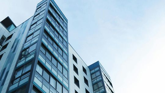 Jak skutecznie osuszyć mieszkanie w Warszawie: poradnik dla szybkiego i trwałego usunięcia wilgoci