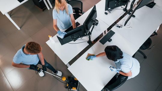 Jak wybrać firmę sprzątającą do biura? Praktyczny poradnik dla office managerów