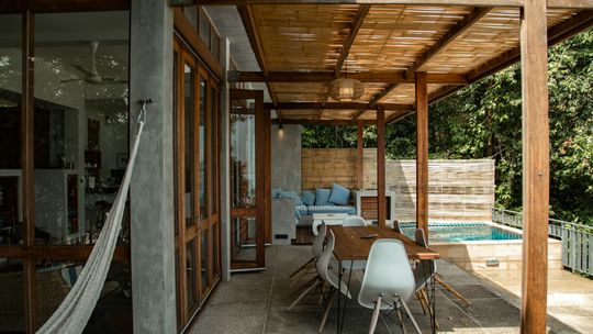 Jak wybrać idealną pergolę tarasową w Warszawie: przewodnik po nowoczesnych zadaszeniach tarasów