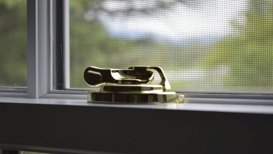 Jak wybrać idealne moskitiery na okna w Warszawie