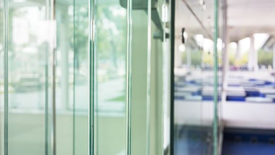 Jak wybrać najlepszą hartownię szkła w Warszawie: kompleksowy poradnik