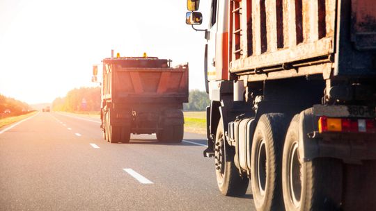 Jak zorganizować wywóz ziemi w Warszawie — poradnik krok po kroku