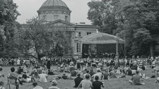 „Klasycznie na trawie” wraca do Królikarni. Filharmonia Narodowa zagra pod gołym niebem.