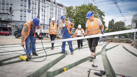 Co słychać na placu Zawiszy? Trwa układanie torów. Zmiany także dla kierowców